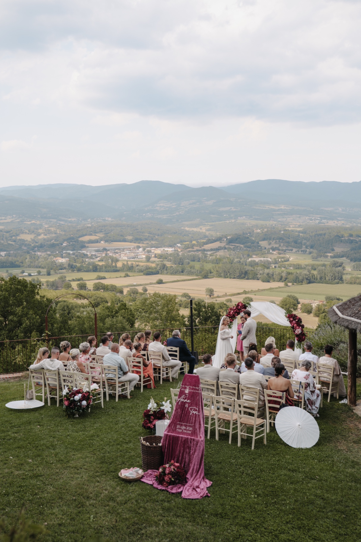 Freie Trauung mit weitem Blick über die Landschaft der Toskana