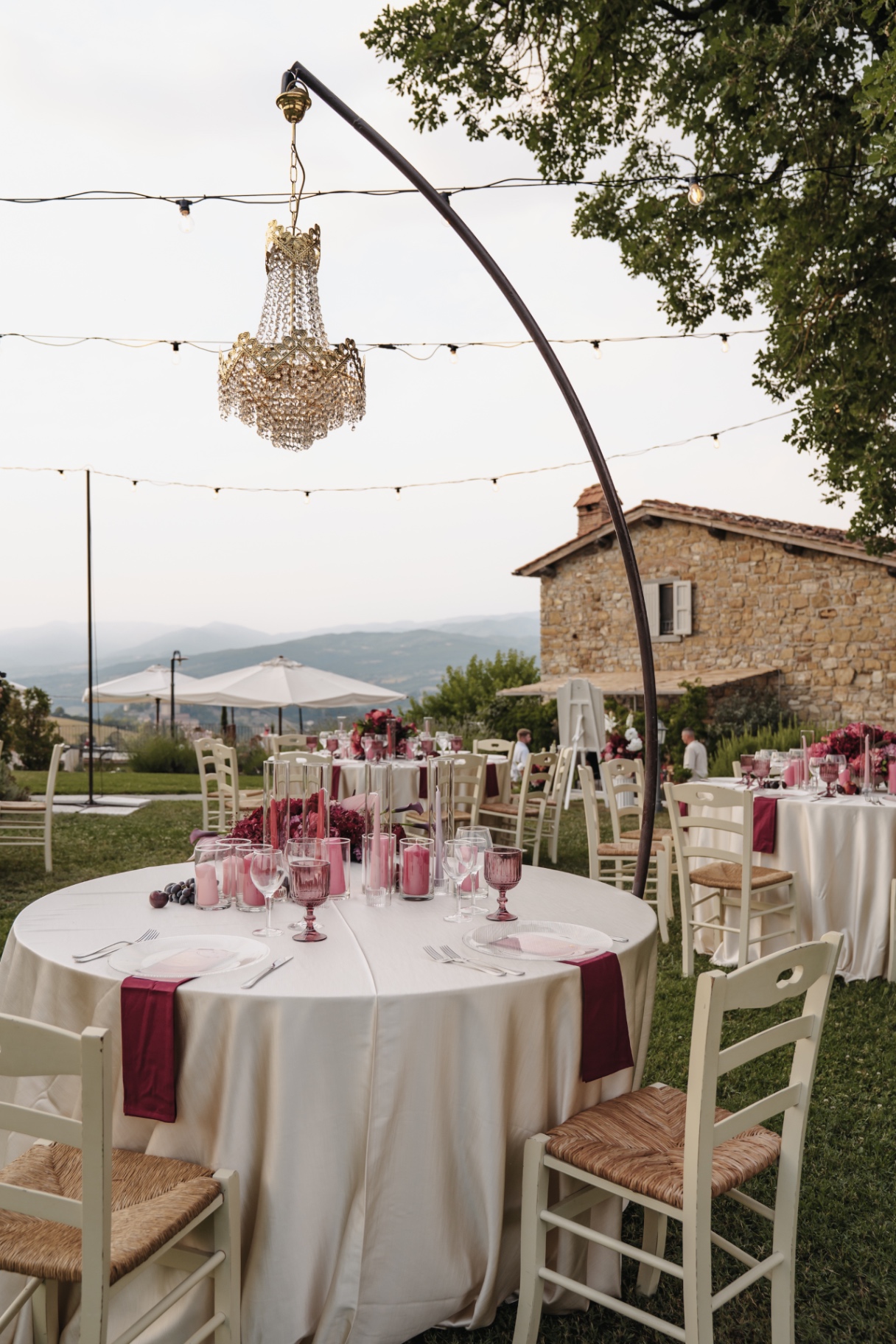 Festlich gedeckte Hochzeitstafeln unter Lichterketten in der Toskana