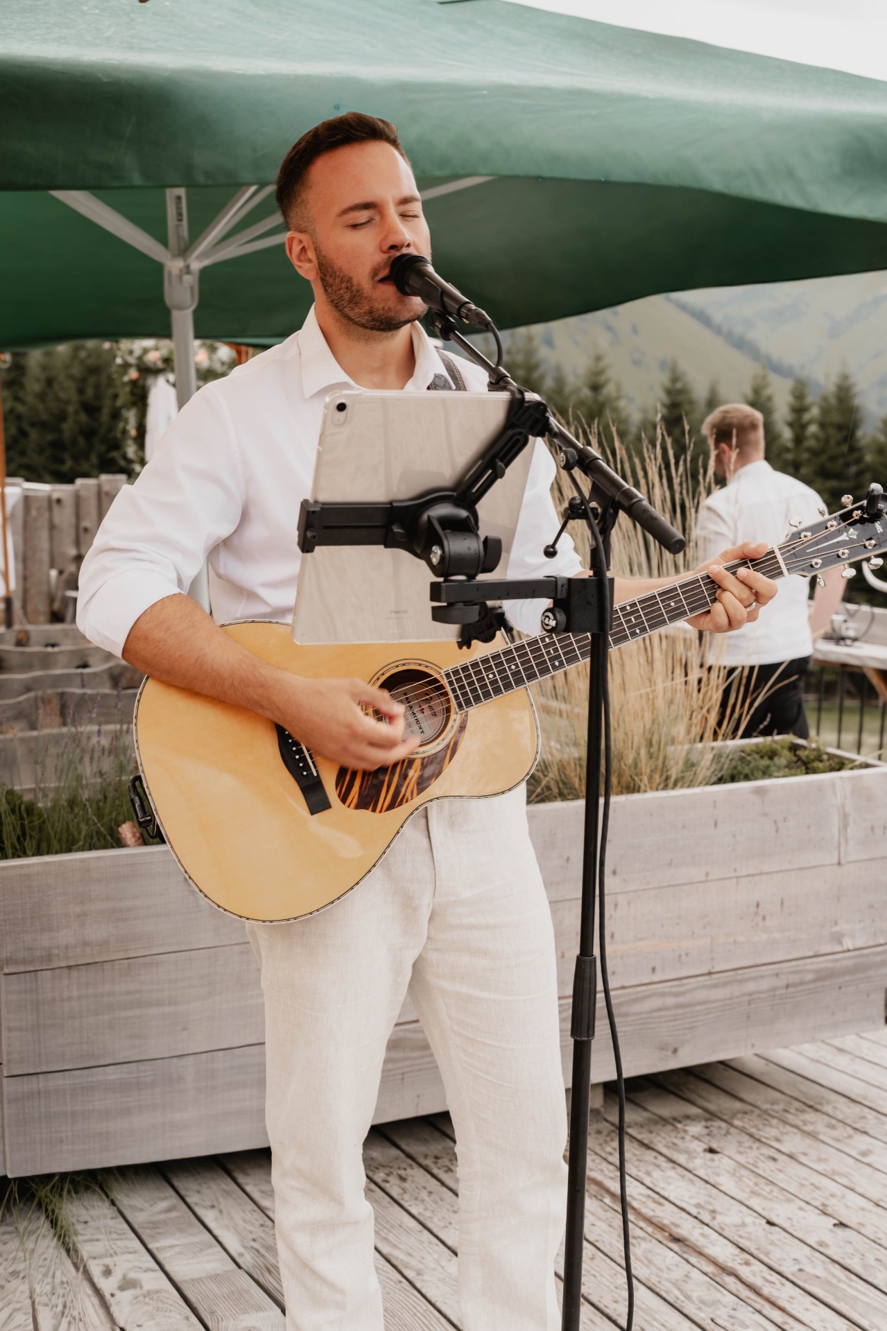 Dennis Ross singt mit Akustikgitarre bei einer Berghochzeit in Tirol