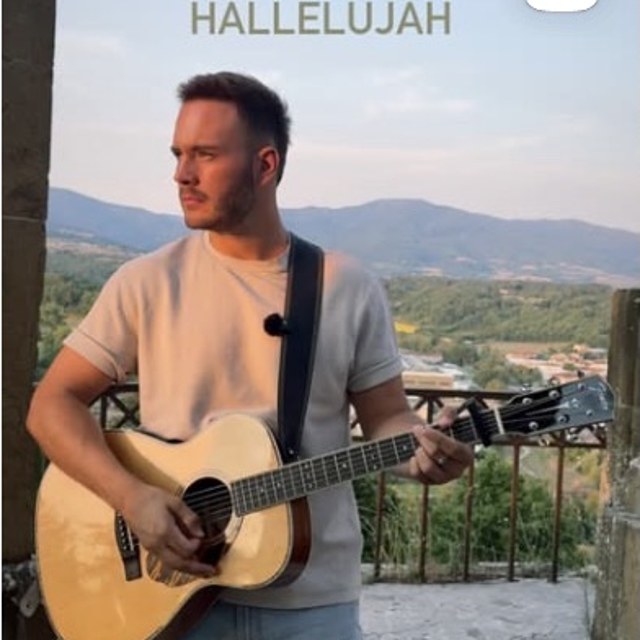 Dennis Ross spielt Hallelujah mit Blick über die Berge