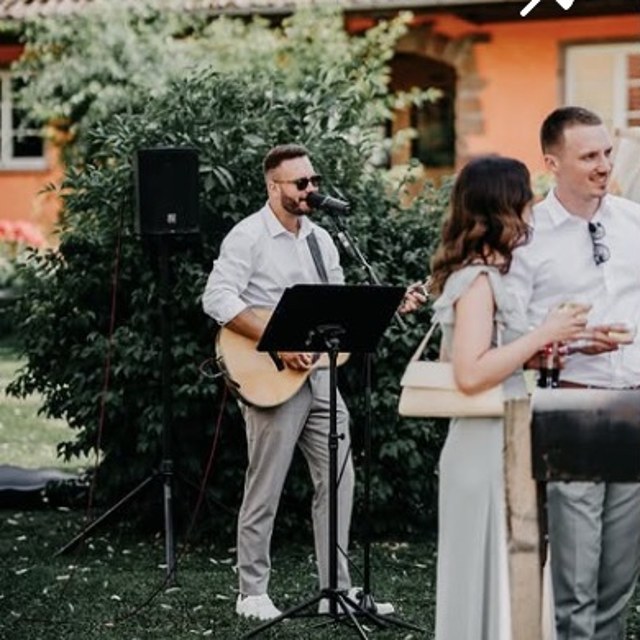 Dennis Ross singt bei einer freien Trauung im Garten