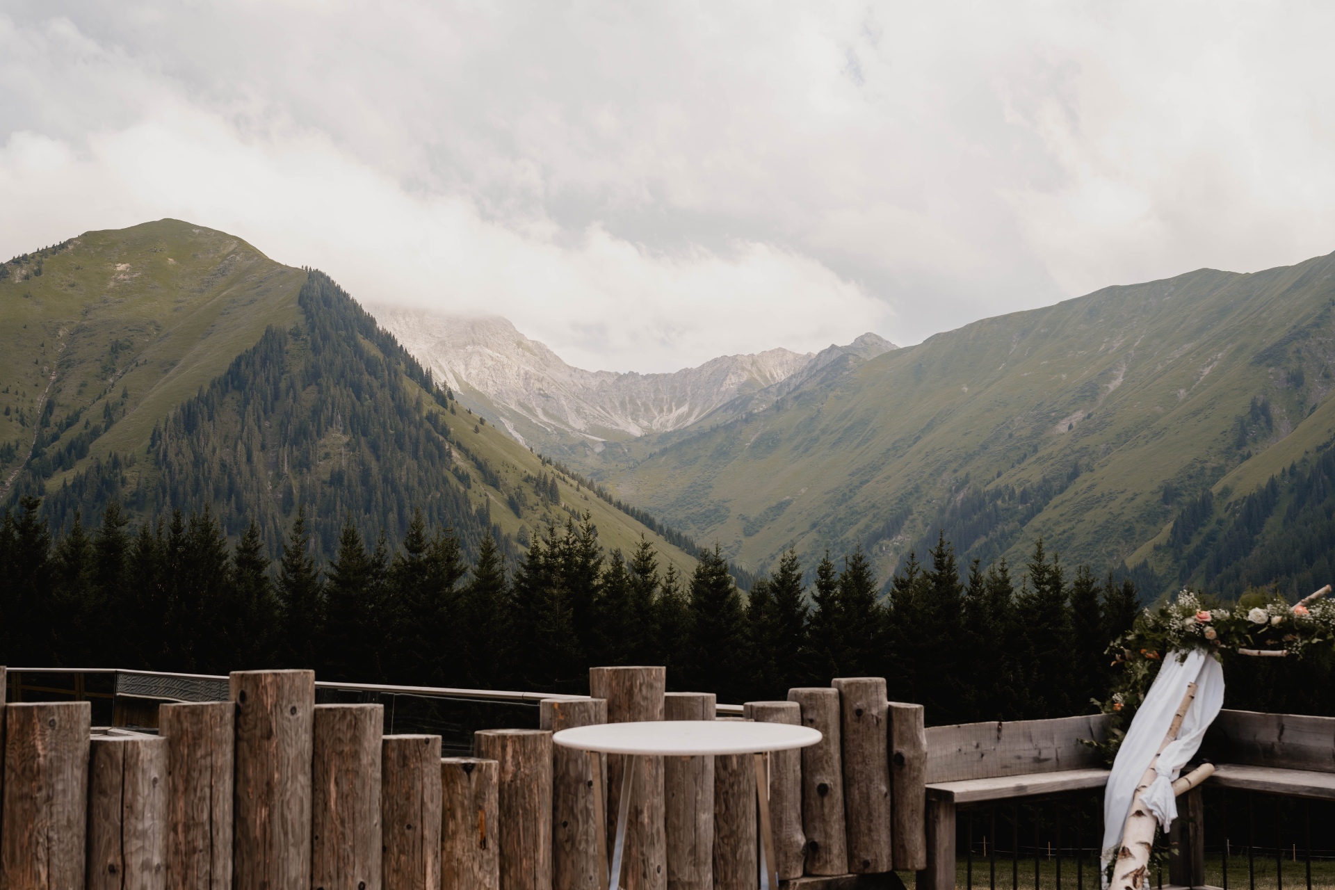 Bergpanorama mit Trauungsbogen auf der Terrasse einer Almhochzeit in Tirol