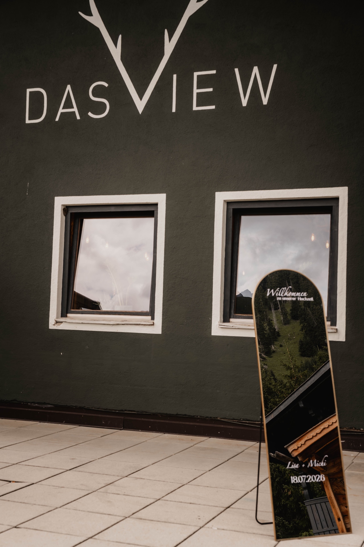 Willkommensschild vor der Hochzeitslocation in den Bergen